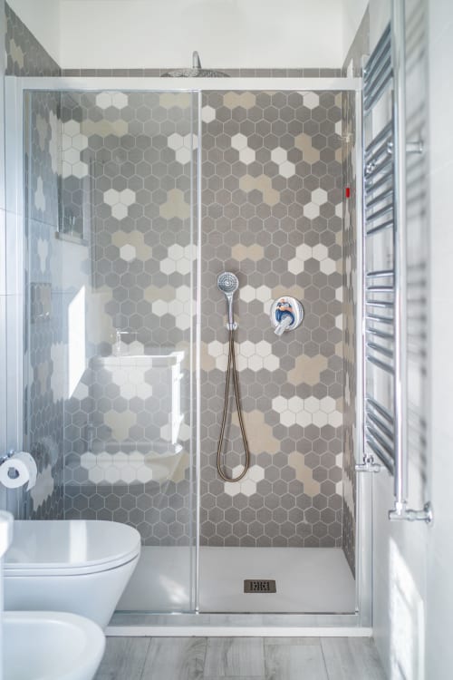 Villa Ariele | camera quadrupla Sorrento, luminosa e spaziosa, rimodernata, con piscina e solarium, wifi, parcheggio, colazione km0, bagno privato con doccia, vista mare, piastrelle in marmo del posto, vicino al mare, costiera amalfitana.