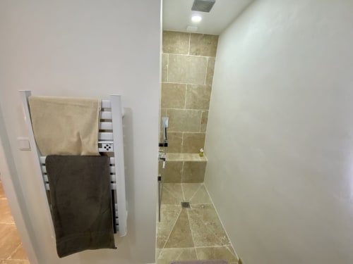 Italian shower and towels - Mas Misajail