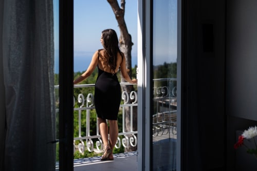 Villa Ariele | 4 camere matrimoniali, quadruple a Sorrento, insonorizzate, luminose e spaziose, con balconi e vista mare, completamente rimodernate. Possibilitá di fittare villa intera con piscina e solarium, wifi, parcheggio, colazione km0, bagno privato con doccia, piastrelle in marmo del posto, vicino alla costiera amalfitana.