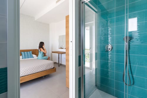 Villa Ariele | 4 camere matrimoniali, quadruple a Sorrento, insonorizzate, luminose e spaziose, con balconi e vista mare, completamente rimodernate. Possibilitá di fittare villa intera con piscina e solarium, wifi, parcheggio, colazione km0, bagno privato con doccia, piastrelle in marmo del posto, vicino alla costiera amalfitana.