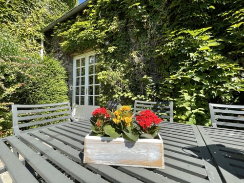 Table de jardin, décoration, jardinière, Manoir de la Bégaudière, gîte de charme et salle de réception, Mont-Dol.