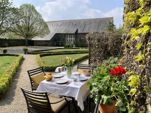 Terrasse extérieure, Manoir de la Bégaudière, Le Jacques Cartier, Mont-Dol.