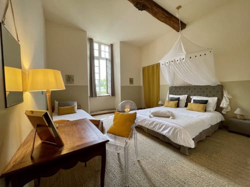 Grande chambre triple décorée avec soin, Manoir de la Bégaudière, Le Jacques Cartier, Mont-Dol.