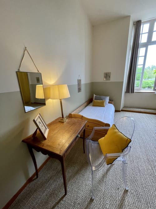 Espace chambre, lit simple, bureau, Manoir de la Bégaudière, Le Jacques Cartier, Mont-Dol.