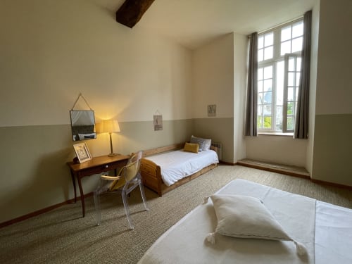 Espace chambre, trois personnes, bureau avec chaise, Manoir de la Bégaudière, Le Jacques Cartier, Mont-Dol.