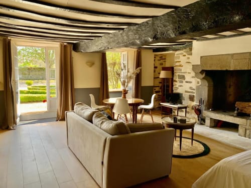 Espace salon, gîte de charme en rez-de-jardin, Manoir de la Bégaudière, Le Duguay Trouin, Mont-Dol.