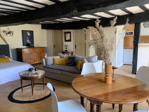 Intérieur cosy, canapé et salle à manger, Manoir de la Bégaudière, Le Duguay Trouin, Mont-Dol.
