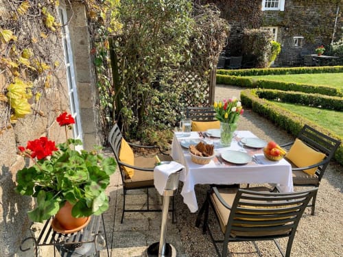 Terrasse extérieure, Manoir de la Bégaudière, Le Duguay Trouin, Mont-Dol.