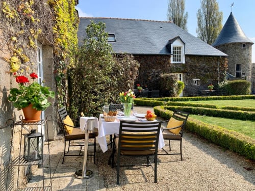 Table dressée pour le petit-déjeuner, terrasse extérieure, Manoir de la Bégaudière, Le Duguay Trouin, Mont-Dol.