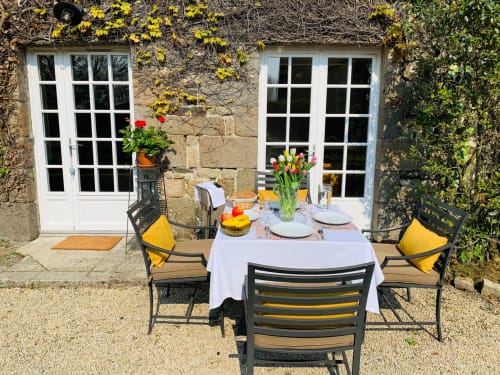 Terrasse extérieure, repas au soleil, Manoir de la Bégaudière, Le Duguay Trouin, Mont-Dol.