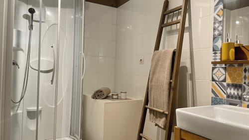 Salle de bain, décorée avec soin, Manoir de la Bégaudière, Le De Kerguelen, Mont-Dol.