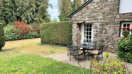 Extérieur, table de jardin, Manoir de la Bégaudière, Le De Kerguelen, Mont-Dol.