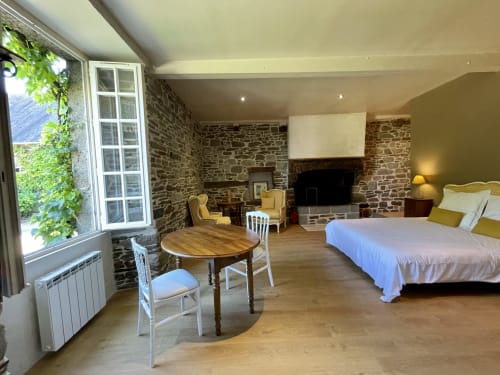 Intérieur, lit double, Manoir de la Bégaudière, Le Mahé de la Bourdonnais, Mont-Dol.