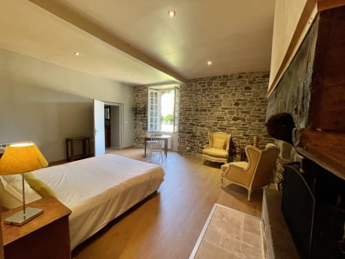 Espace nuit, lit double, Manoir de la Bégaudière, Le Mahé de la Bourdonnais, Mont-Dol.