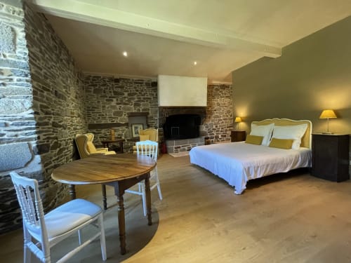 Chambre double, avec grand lit et cheminée, Manoir de la Bégaudière, Le Mahé de la Bourdonnais, Mont-Dol.