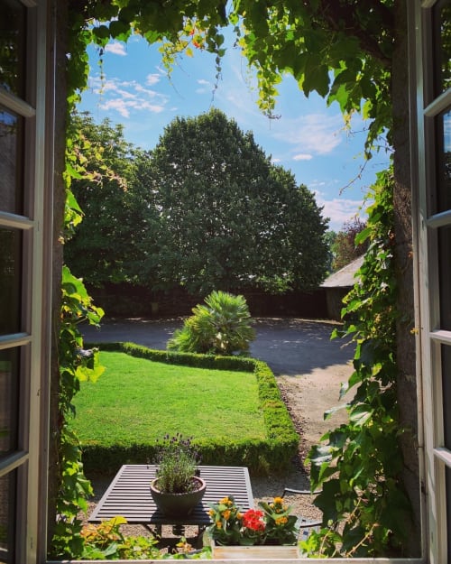Fenêtre, vue sur le jardin, Manoir de la Bégaudière, Le Mahé de la Bourdonnais, Mont-Dol.