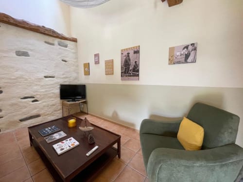 Salon avec télévision, gîte Le Surcouf, Manoir de la Bégaudière, Gîte de charme, Mont-Dol.