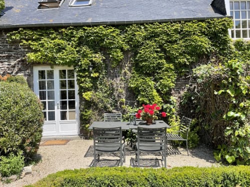 Extérieur, terrasse et salon de jardin, gîte Le chateaubriand, Manoir de la Bégaudière, Gîte de charme, Mont-Dol.