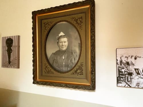 Décoration murale, cadre, portrait de femme, gîte Le chateaubriand, Manoir de la Bégaudière, Gîte de charme, Mont-Dol.