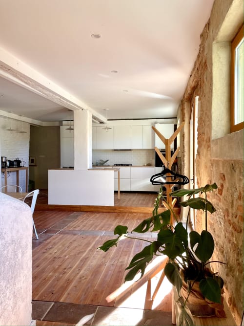 Modern open-plan kitchen and living area at Maison Monsieur Léger vacation rental in Montaut, France