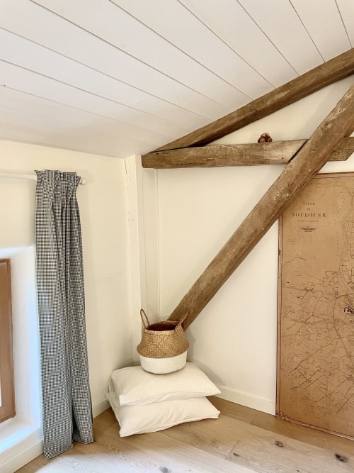Chambre Nuage chaleureuse à la Maison Monsieur Léger à Montaut : poutres rustiques, oreillers blancs, panier tressé et tissu à carreaux