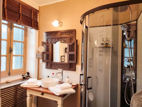 La salle d’eau de l’Orientale avec sa douche confortable