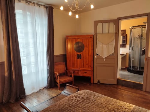 Vue du pied du pied du lit, la penderie et la large fenêtre