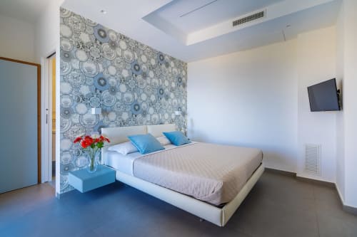 Villa Ariele | camera matrimoniale Sorrento, deluxe, insonorizzata, luminosa e spaziosa, rimodernata, con piscina e solarium, wifi, parcheggio, colazione km0, bagno privato con doccia, vista mare, piastrelle in marmo del posto, vicino al mare, costiera amalfitana.