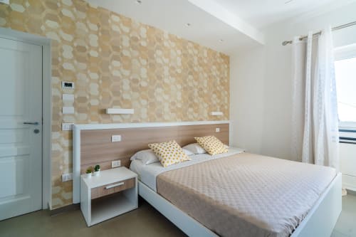 Villa Ariele | 4 camere matrimoniali, quadruple a Sorrento, insonorizzate, luminose e spaziose, con balconi e vista mare, completamente rimodernate. Possibilitá di fittare villa intera con piscina e solarium, wifi, parcheggio, colazione km0, bagno privato con doccia, piastrelle in marmo del posto, vicino alla costiera amalfitana.