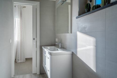Villa Ariele | 4 camere matrimoniali, quadruple a Sorrento, insonorizzate, luminose e spaziose, con balconi e vista mare, completamente rimodernate. Possibilitá di fittare villa intera con piscina e solarium, wifi, parcheggio, colazione km0, bagno privato con doccia, piastrelle in marmo del posto, vicino alla costiera amalfitana.