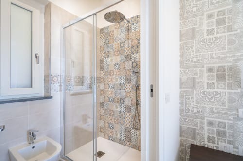 Villa Ariele | 4 camere matrimoniali, quadruple a Sorrento, insonorizzate, luminose e spaziose, con balconi e vista mare, completamente rimodernate. Possibilitá di fittare villa intera con piscina e solarium, wifi, parcheggio, colazione km0, bagno privato con doccia, piastrelle in marmo del posto, vicino alla costiera amalfitana.