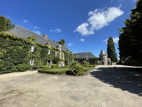 Entrée, espace de parking Manoir de la Bégaudière, gîte de charme et salle de réception, Mont-Dol
