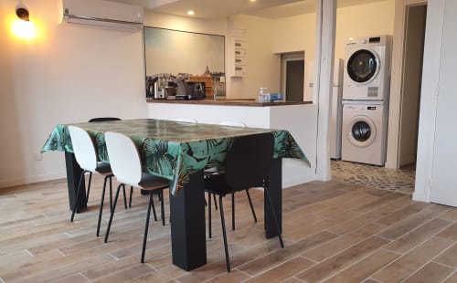 Spacious cottage dining area at Locacharme in Blois with table, chairs, laundry machines, and kitchenette