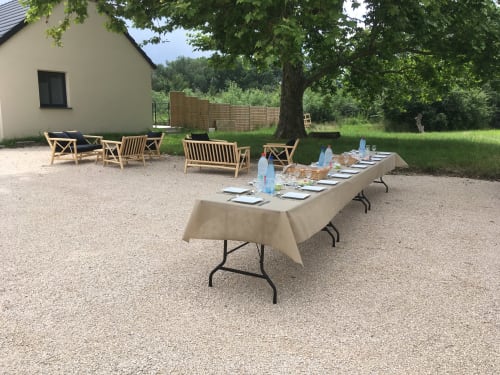 Espace repas en plein air au Domaine Des Bois Argentés avec table conviviale et coin détente à Pruniers-en-Sologne