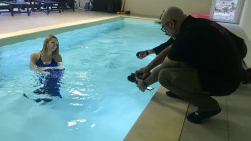 Moniteur de natation démontrant une technique à un client dans la piscine intérieure du Domaine Des Bois Argentés, Pruniers-en-Sologne