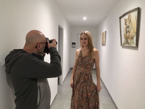 Photographe capturant un portrait dans le couloir du gîte Domaine Des Bois Argentés, Pruniers-en-Sologne