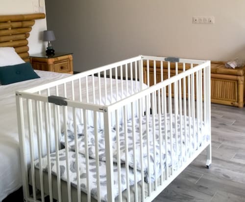 Lit blanc en bois pour bébé dans la spacieuse chambre du Domaine Des Bois Argentés, gîte Pruniers-en-Sologne, France