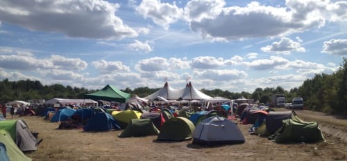 Tentes colorées au festival de camping en plein air de Pruniers-en-Sologne, France