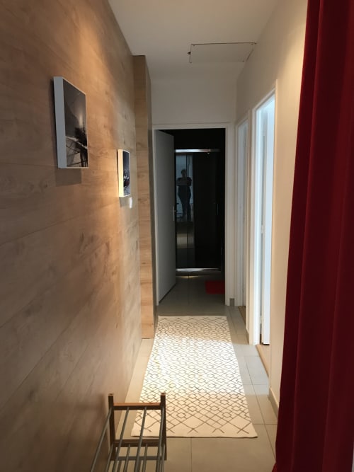 Couloir moderne de l'appartement Rouge Canneberge à Couleurs Montagne, Valloire, avec carrelage bois et décoration contemporaine