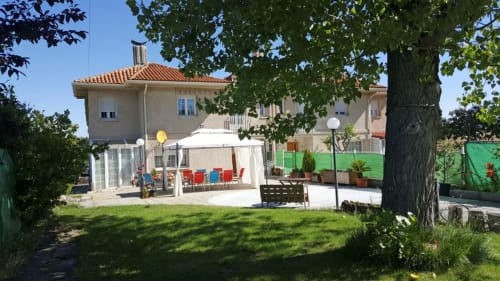 Casa Bellavista | Casa moderna situada en San Cristóbal de Segovia. Vista desde el jardín. Habitaciones de gran calidad