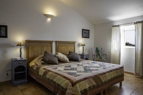 Habitación espaciosa en Hotel Santorini Belgrade con camas gemelas, vista a la ciudad y comodidades modernas incluyendo TV y WiFi