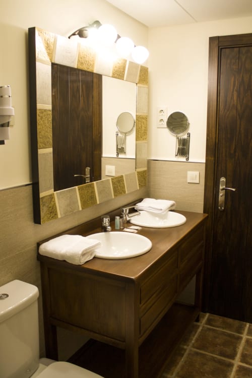 ALOJAMIENTOS VICTORIA | Habitación moderna y cálida en Sigüenza con baño privado