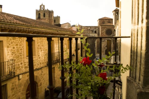 ALOJAMIENTOS VICTORIA | Habitación romántica, moderna y cálida en Sigüenza con vistas a la catedral