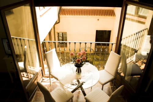ALOJAMIENTOS VICTORIA | Habitación, minimalista y cálida en Sigüenza con vistas privilegiadas al centro de la ciudad