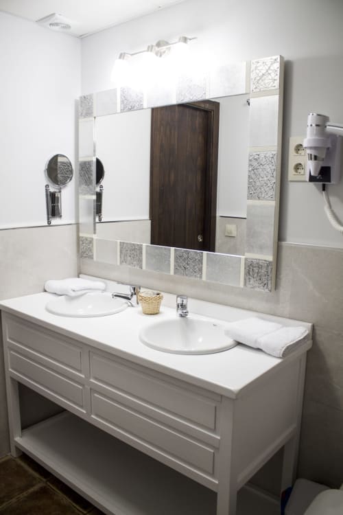 ALOJAMIENTOS VICTORIA | Habitación, minimalista y cálida en Sigüenza con baño privado 