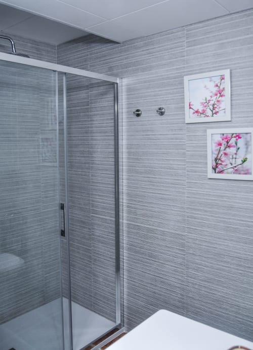 ALOJAMIENTOS VICTORIA | Habitación, minimalista y cálida en Sigüenza con baño privado