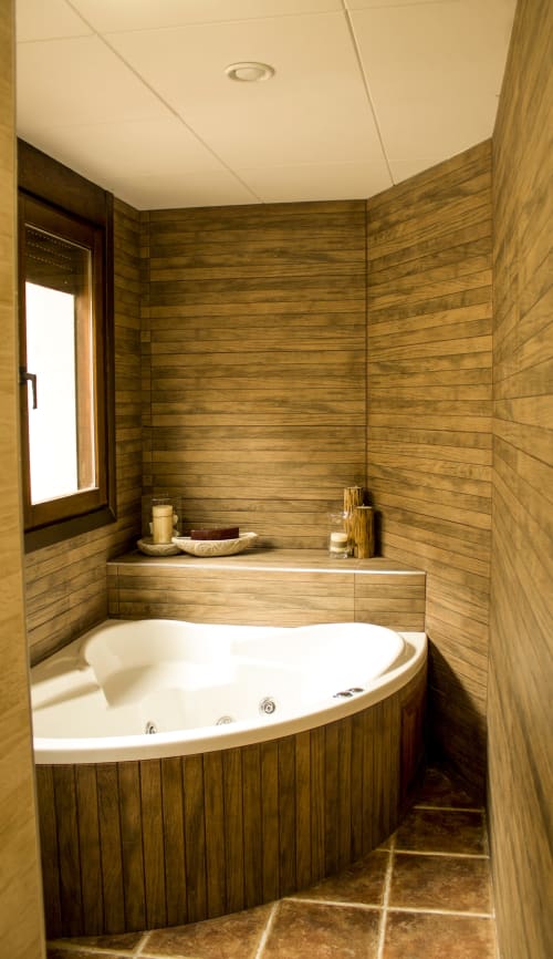 ALOJAMIENTOS VICTORIA | Habitación, moderna cálida en el centro de Sigüenza con jacuzzi privado 