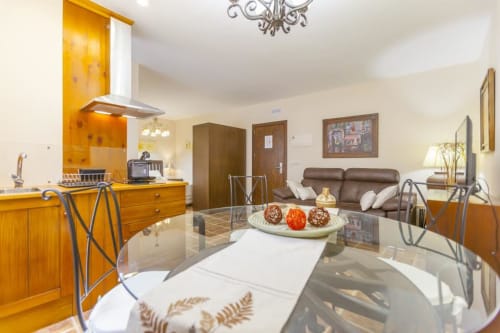 ALOJAMIENTOS VICTORIA | Habitación, moderna cálida en el centro de Sigüenza con jacuzzi privado y salón privado