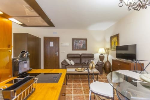 ALOJAMIENTOS VICTORIA | Habitación, moderna cálida en el centro de Sigüenza con jacuzzi privado 