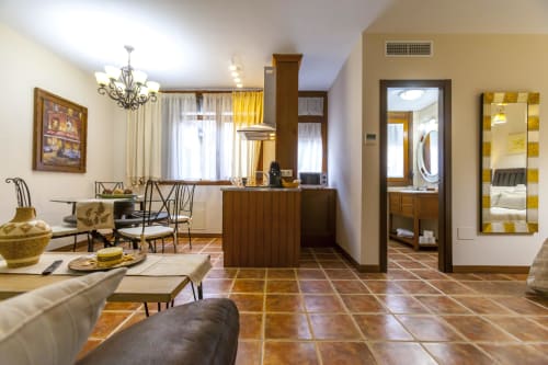 ALOJAMIENTOS VICTORIA | Habitación, moderna de lujo cálida en el centro de Sigüenza con jacuzzi privado 